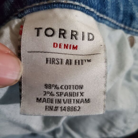 Torrid Shorts Womens Size 12 Light Blue Distressed Raw Hem Stretch Denim Jorts - Picture 3 of 11
